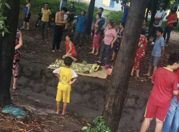 Người mẹ khóc ngất bên thi thể con. Ảnh: Dân Sinh