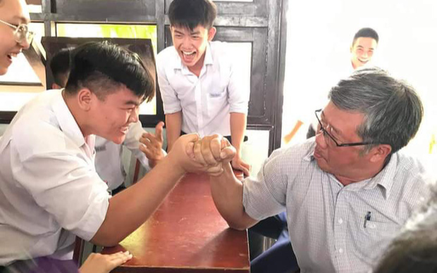 Nam sinh thách đấu thầy giáo tham gia trò chơi 'tuy quen mà lạ' khiến cư dân mạng thích thú Ảnh 2