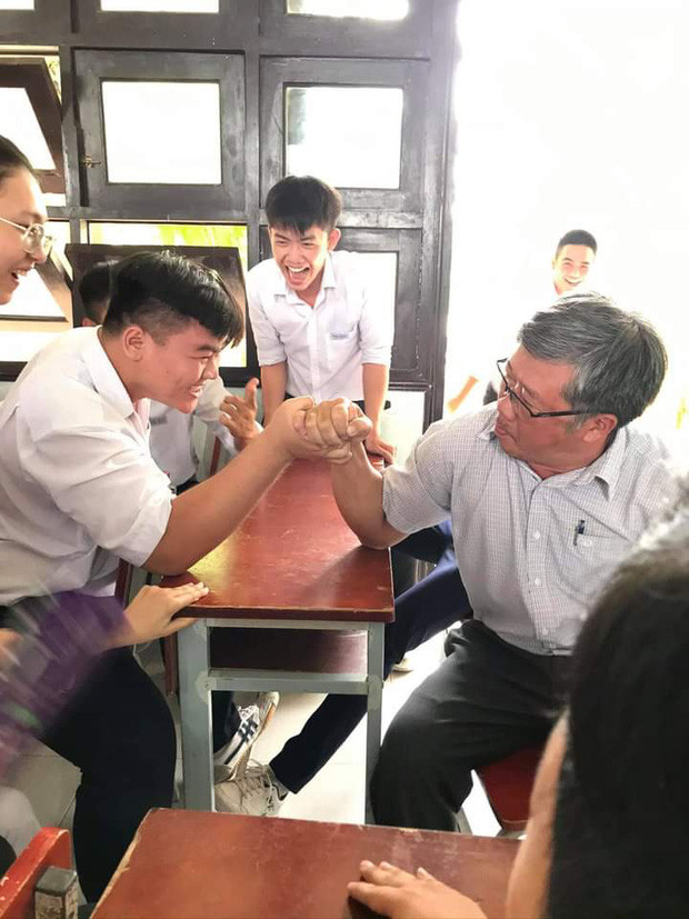 Màn 'tỉ thí' vật tay của hai thầy trò trong những ngày đầu của năm học mới đã nhanh chóng nhận về 'bão like' từ cộng đồng mạng. Ảnh: Group Trường Người Ta