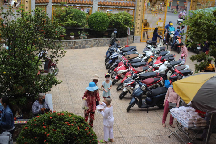 Người dân đến chùa lễ Vu Lan: Được kiểm tra nhiệt độ, rửa tay khử khuẩn trước khi vào lễ Ảnh 15