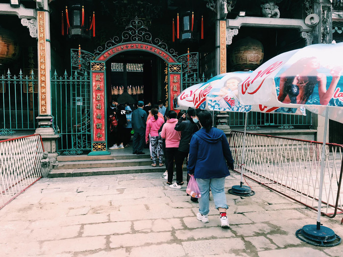 Xếp hàng đo nhiệt độ trước khi vào chùa