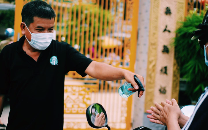 Người dân đến chùa lễ Vu Lan: Được kiểm tra nhiệt độ, rửa tay khử khuẩn trước khi vào lễ Ảnh 2