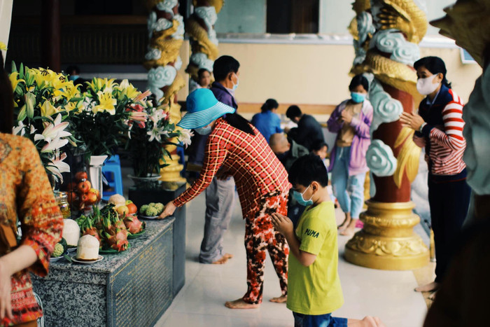 Người dân đến chùa lễ Vu Lan: Được kiểm tra nhiệt độ, rửa tay khử khuẩn trước khi vào lễ Ảnh 5