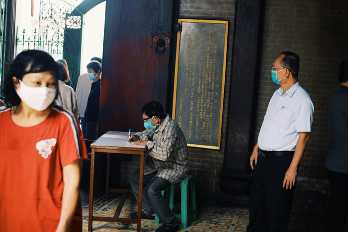 Người dân viết thông tin trước khi vào lễ chùa