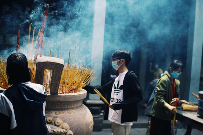 Người dân đến chùa lễ Vu Lan: Được kiểm tra nhiệt độ, rửa tay khử khuẩn trước khi vào lễ Ảnh 9