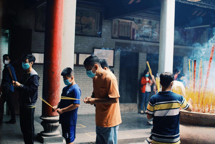 Người dân đến chùa lễ Vu Lan: Được kiểm tra nhiệt độ, rửa tay khử khuẩn trước khi vào lễ Ảnh 13