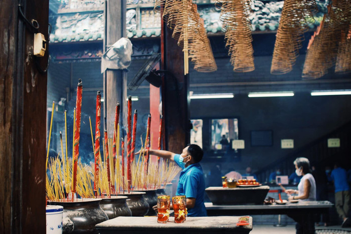 Người dân đến chùa lễ Vu Lan: Được kiểm tra nhiệt độ, rửa tay khử khuẩn trước khi vào lễ Ảnh 12