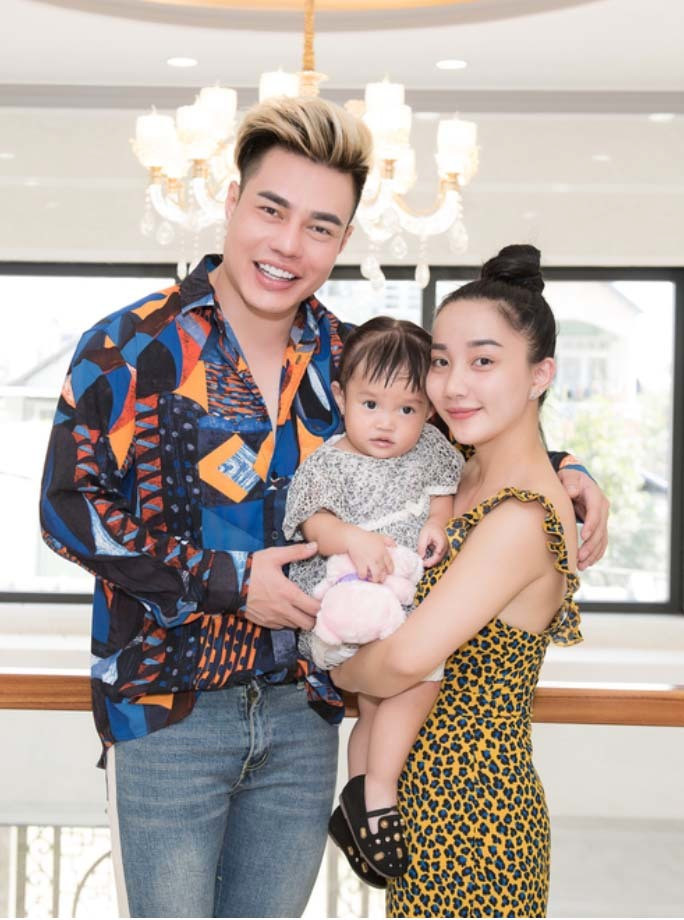 Nhiều lời chúc mừng từ bạn bè đồng nghiệp, khán giả hâm mộ và cư dân mạng đã được gửi tới vợ chồng nam danh hài.