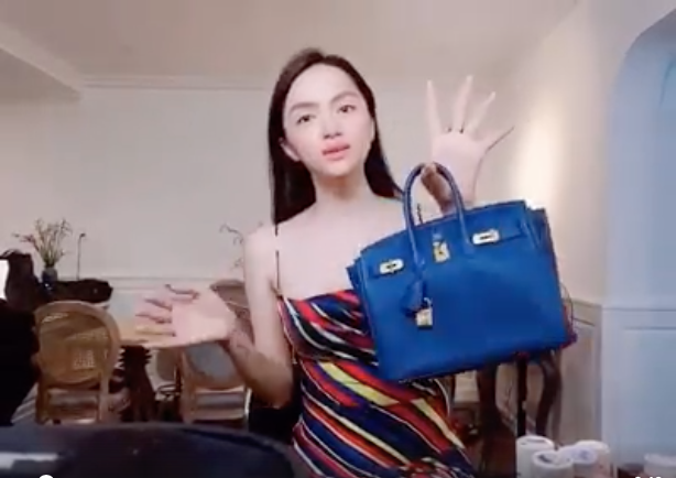 Với lịch trình bận bịu như Hương Giang thì có lẽ có vô số món cần mang theo. Thế nhưng những vật dụng giá trị hoặc những món đồ 'vật bất ly thân' với con gái đều được Hương Giang ưu tiên bỏ vào chiếc túi xách hiệu đắt đỏ.