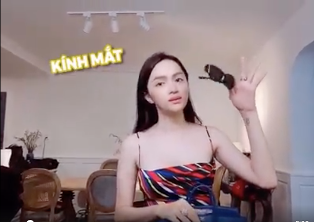 Đầu tiên có là một chiêc mắt kính. Nó không đơn thuần là phụ kiện mà còn giúp cho mắt tránh được tia cực tím, ánh sáng quá chói nếu như làm việc hoặc di chuyển ngoài trời trong nhiều giờ. Hương Giang cho biết luôn luôn mang theo mắt kính bên mình. 