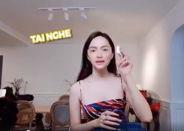 Một chiếc tai nghe giúp Hương Giang bật những bản nhạc mình yêu thích trong lúc di chuyển hoặc lúc nghỉ giải lao mà không ảnh hưởng đến người xung quanh.