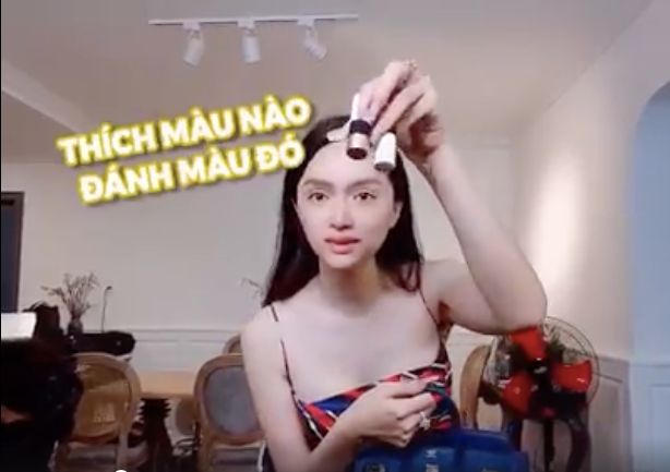 Hương Giang không chỉ có một mà mang tới 3 màu son cùng một lúc.