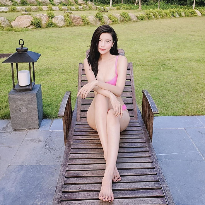 Gương mặt đẹp, dáng vóc quyến rũ, không khó hiểu khi vì sao mỗi tấm ảnh của nàng đăng trên trang cá nhân đều thu hút rất nhiều lượt like từ phía khán giả