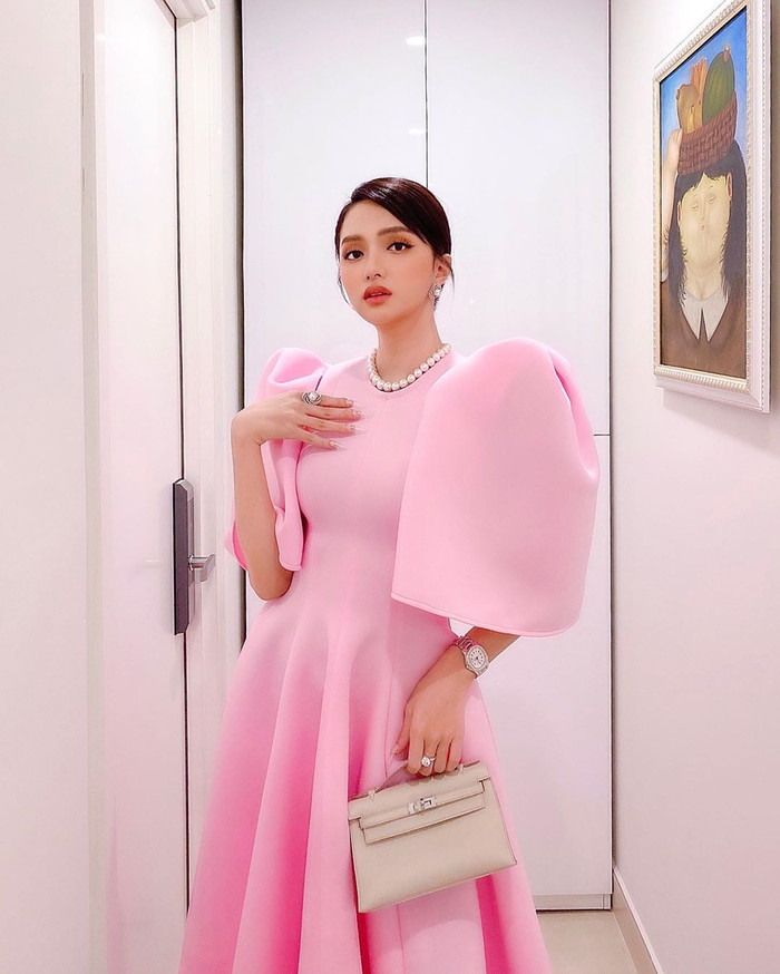 Hình ảnh này lần nữa chứng minh cùng các fan, nhan sắc của Hương Giang chẳng phải dạng thường. Đẹp ngỡ ngàng, nuốt trọn mọi layout. 