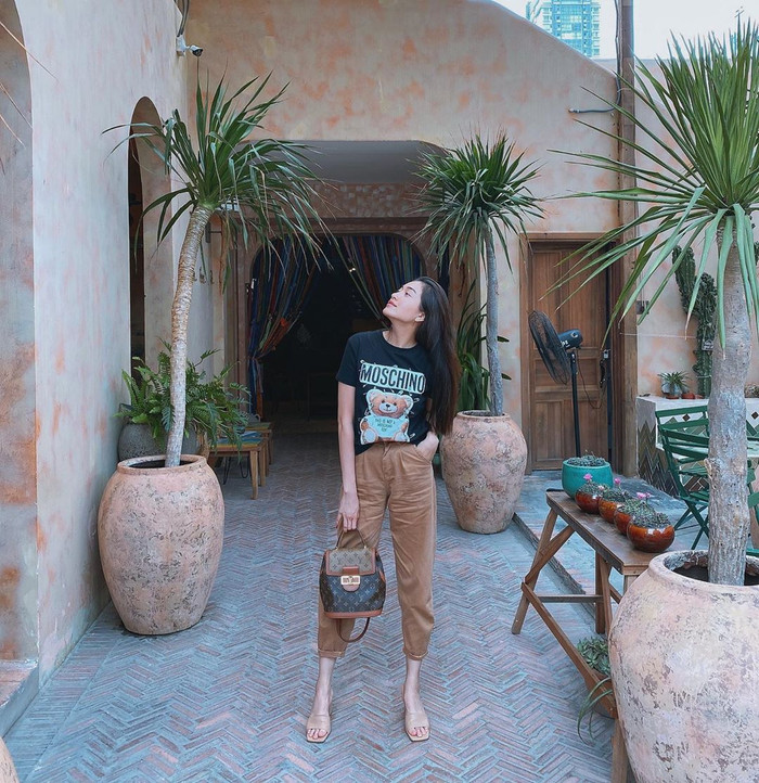 Á hậu Lệ Hằng mang đến set đồ nhẹ nhàng, thoải mái gồm áo phông và quần tây khi nghỉ lễ. 