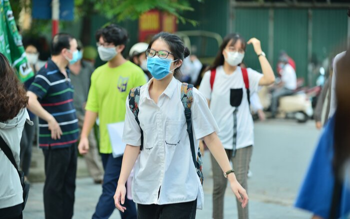 Chiều nay, hơn 26.000 sĩ tử có mặt tại phòng thi để làm thủ tục tham dự kỳ thi tốt nghiệp THPT 2020 đợt 2 Ảnh 2