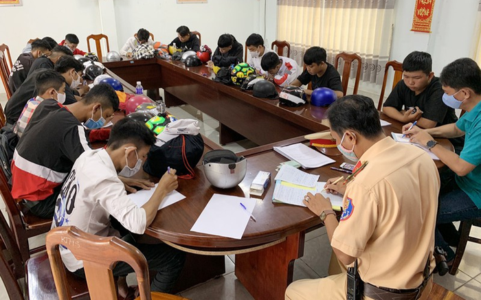 Bắt nhóm 25 thanh, thiếu niên tụ tập đua xe trái phép ở An Giang Ảnh 2