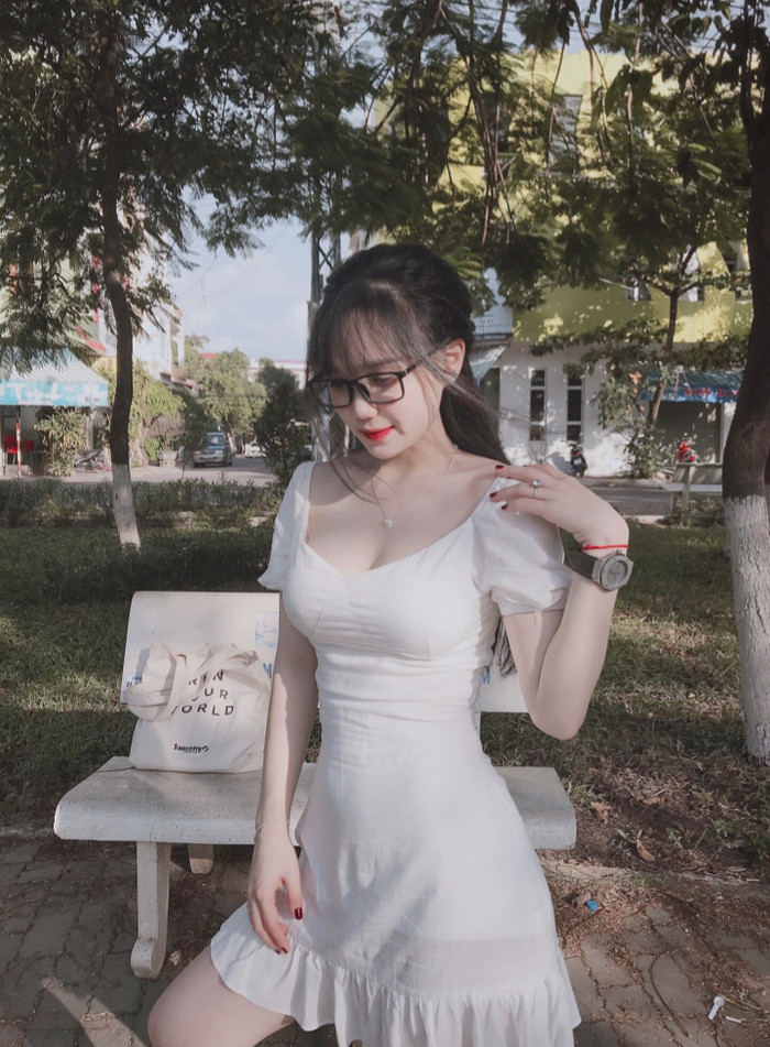 Hình ảnh của nữ sinh đến từ ĐH Quy Nhơn đã khiến cư dân mạng 'dậy sóng' với vẻ đẹp chẳng hề thua kém gì các hotgirl đình đám hiện nay