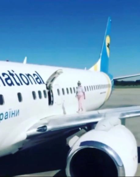 Nữ hành khách trèo lên cánh máy bay để đi dạo 'cho đỡ nóng' Ảnh 3