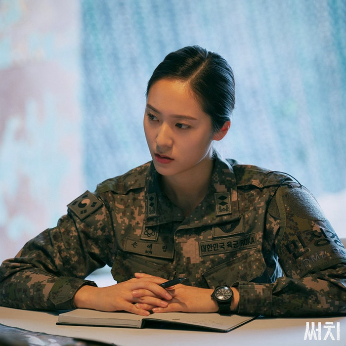 Khi hai tiểu thư The Heirs dắt tay nhau vào trong quân ngũ: Krystal soái tỷ hết nấc, Kim Ji Won gây điên đảo khắp màn ảnh Châu Á Ảnh 5