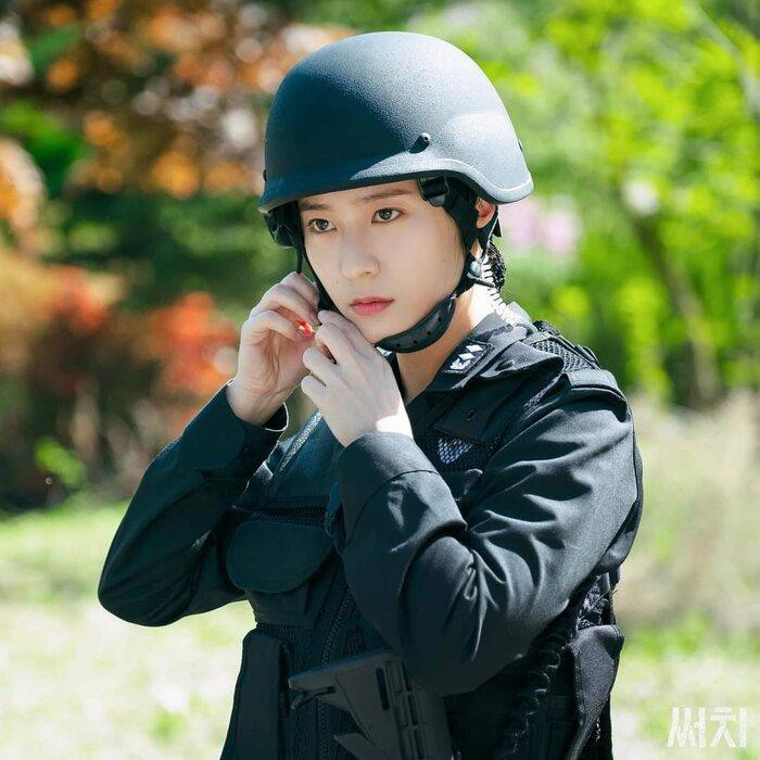 Khi hai tiểu thư The Heirs dắt tay nhau vào trong quân ngũ: Krystal soái tỷ hết nấc, Kim Ji Won gây điên đảo khắp màn ảnh Châu Á Ảnh 4