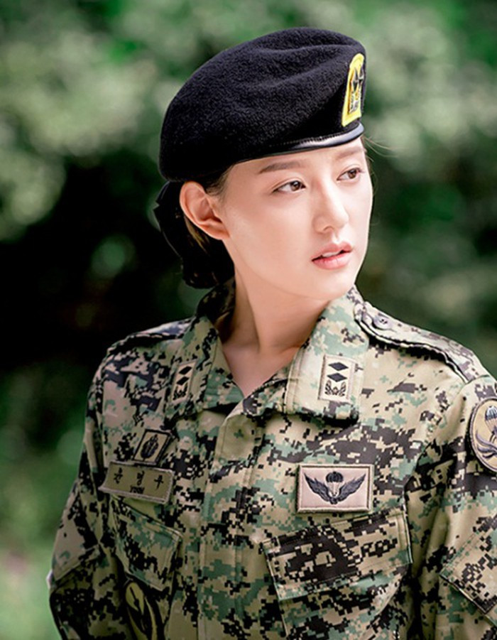 Khi hai tiểu thư The Heirs dắt tay nhau vào trong quân ngũ: Krystal soái tỷ hết nấc, Kim Ji Won gây điên đảo khắp màn ảnh Châu Á Ảnh 7