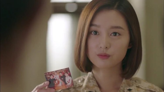 Khi hai tiểu thư The Heirs dắt tay nhau vào trong quân ngũ: Krystal soái tỷ hết nấc, Kim Ji Won gây điên đảo khắp màn ảnh Châu Á Ảnh 9