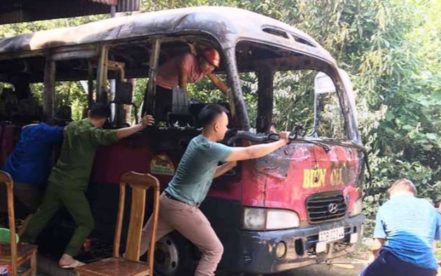 Thắp hương cúng rằm tháng 7 khiến xe khách cháy rụi Ảnh 2