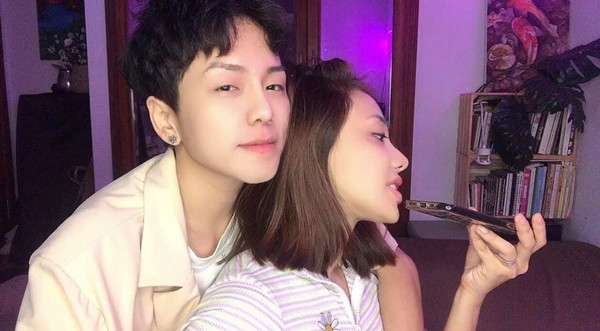 Cặp đôi thường khoe ảnh tình tứ trên trang cá nhân