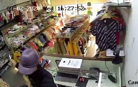 Truy xét đối tượng dùng dao đâm nữ nhân viên shop đồ trẻ em, cướp tài sản rồi tẩu thoát Ảnh 2