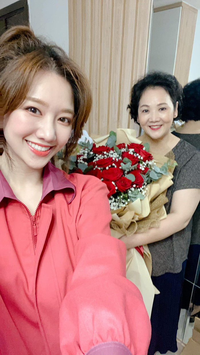 Hari Won và mẹ đã cùng nhau đi làm tóc và ăn mừng sinh nhật sớm trước một ngày của mẹ nữ ca sĩ&nbsp;