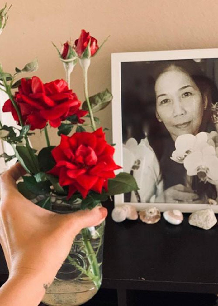 Nhân lễ Vu Lan Kim Hiền đã chọn một bình hoa dâng lên mẹ