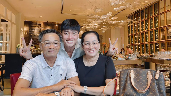 Nhân dịp rằm tháng 7 - lễ Vu Lan và trùng với lịch nghĩ lễ Quốc khánh, Quốc Trường cũng dành thời gian bên ba mẹ