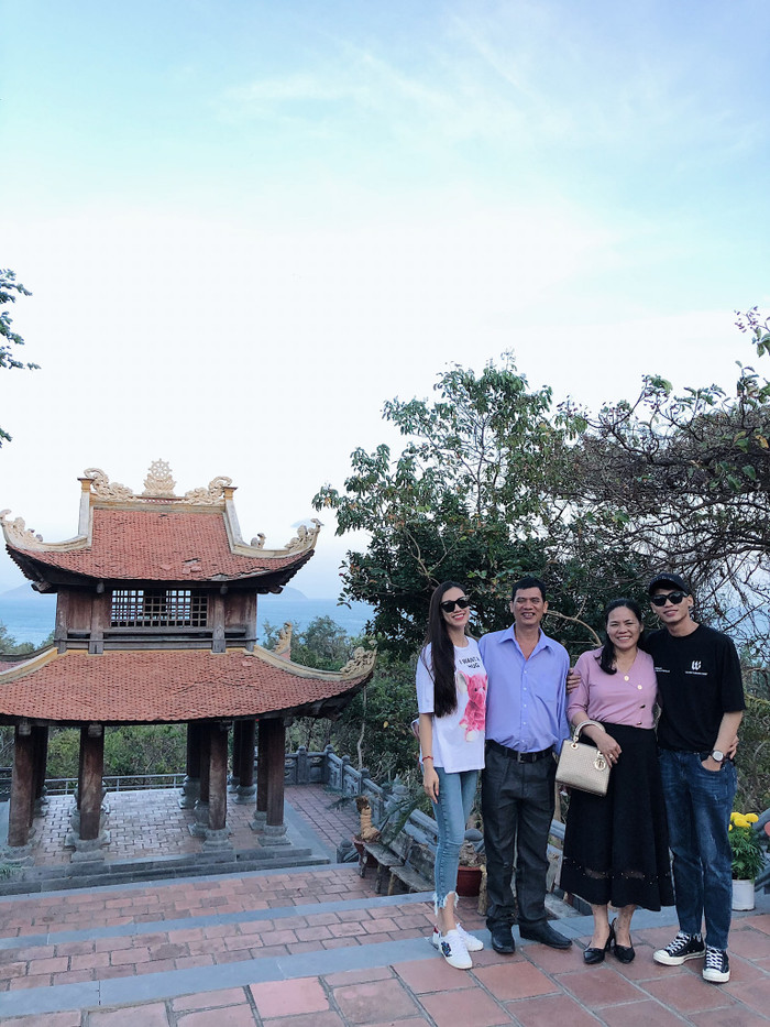 Á hậu Kim Duyên bên cạnh các thành viên trong gia đình trong ngày Vu Lan