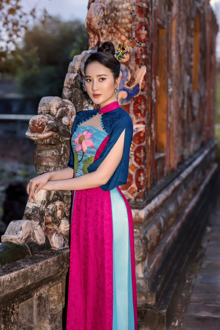 Mới đây người đẹp ' thả dáng' trong loạt áo dài đến từ NTK Kenny Thái 