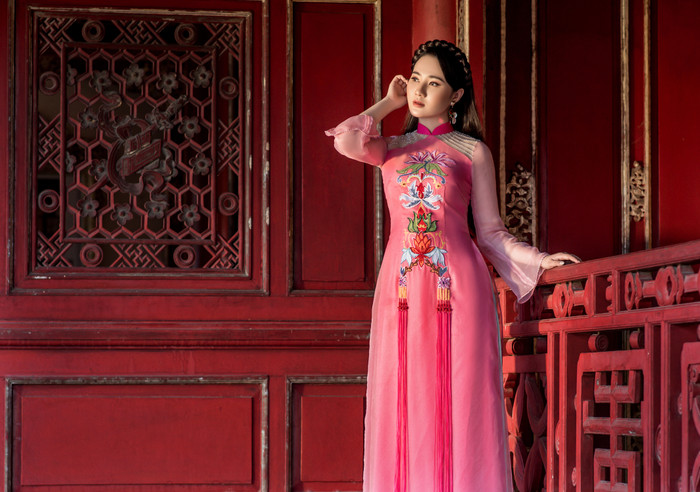Giữa khung cảnh cổ kính, trang nghiệm đậm chất cung đình của nơi đây, Quỳnh Loan đẹp như một 'nàng thơ' đầy kiêu kỳ và xinh đẹp với trang phục áo dài độc đáo.