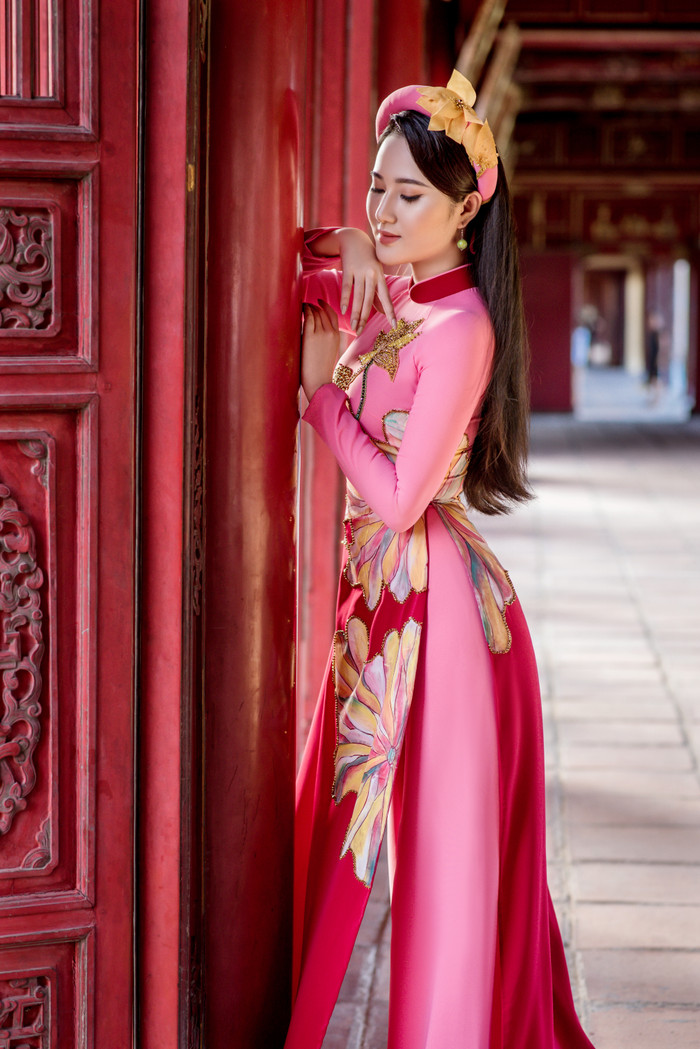 Đường cắt cúp ấn tượng thổi làn gió mới vào áo dài truyền thống, song tổng thể vẫn hài hoà để vẹn nguyên 'khí chất' của loài hoa thanh nhã.