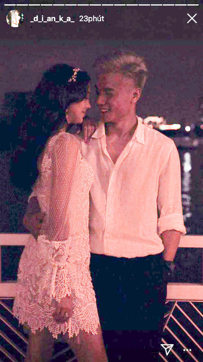 Cặp đôi thể hiện tình cảm trong không gian riêng sang chảnh và lãng mạn.