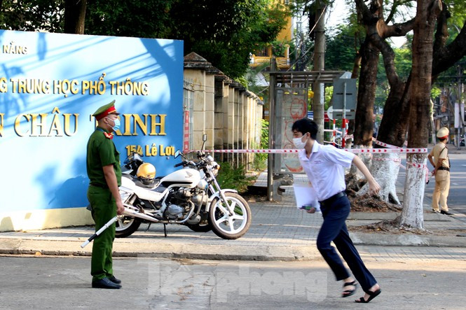 Nhiều thí sinh vội vã chạy vào điểm thi khi đồng hồ đã cận kề thời gian bắt đầu phát đề làm bài. Ảnh: Giang Thanh/Báo Tiền Phong