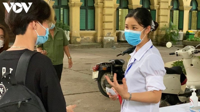 Một trường hợp thí sinh có thân nhiệt cao được đưa vào phòng cách ly tạm thời. Ảnh: VOV