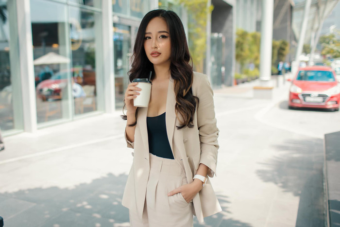 Một cách rất hay để tôn được dáng vóc cùng kiểu đồ này là cắm thùng, tạo hiệu ứng khoe số đo cơ thể. 