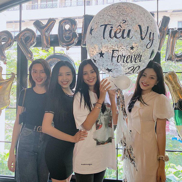 Hoa hậu Tiểu Vy có phần 'bị dìm' tí chút khi để áo bên ngoài quần, tuy nhiên với nhan sắc nổi bật, chân dài cũng không hề kém cạnh khi đứng kề những mỹ nhân khác. 