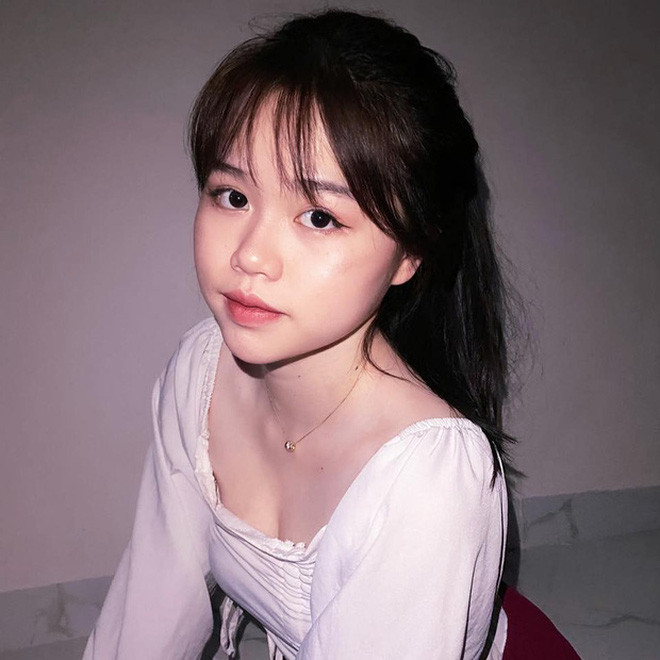 Bạn gái Quang Hải - Huỳnh Anh gây sốc khi livestream trò chuyện với fan trên Instagram cá nhân vào tối 2/9.