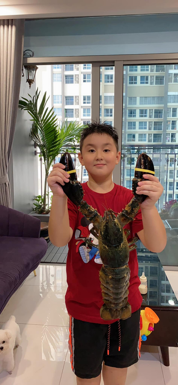 Lê phương khoe ảnh tặng quà sinh nhật cho con trai là một con tôm hùm