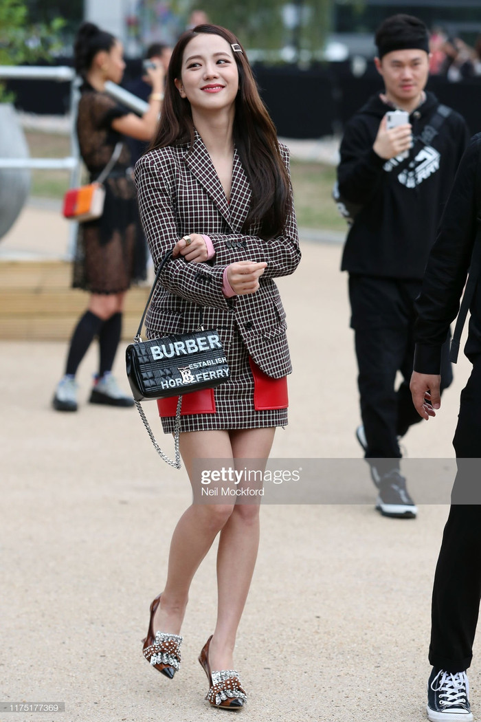 Jisoo hóa thành cô nàng công sở diện luôn ‘cây' Burberry giá trị hơn 235 triệu và gây bão trên mạng xã hội khi tham dự show thời trang của nhà mốt Anh Quốc