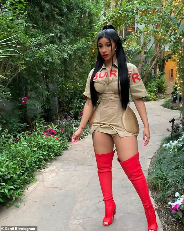 Trong khi đó, Cardi cũng mặc thiết kế tương tự Jisoo nhưng nữ rapper trông hơi bị phản cảm hơn  vì cô nàng có thân hình ' quá khổ' 