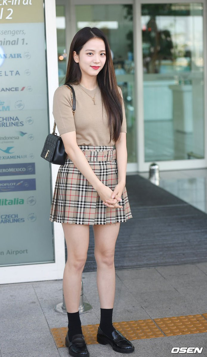 Năm ngoái, khi lên đường tham dự Tuần lễ thời trang London, cây đồ như học sinh của Jisoo tại sân bay khiến các fans khen không ngớt