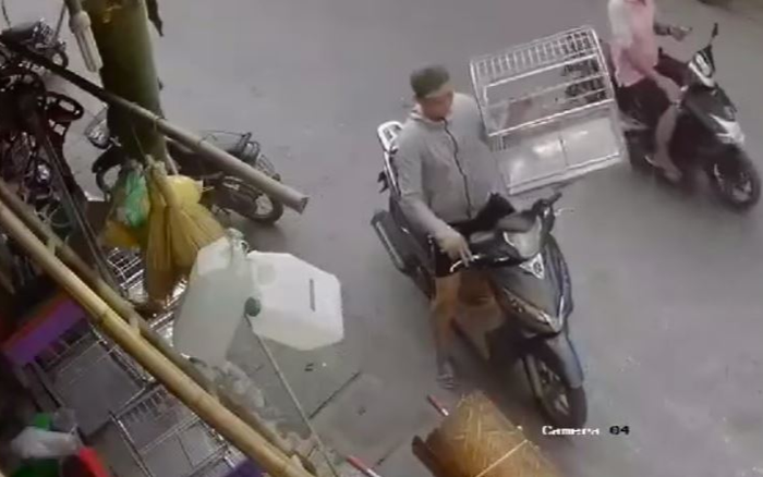 Clip: Ăn mặc phong cách và đi xe SH, nam thanh niên vẫn 'tiện tay cầm nhầm' chuồng chó Ảnh 2
