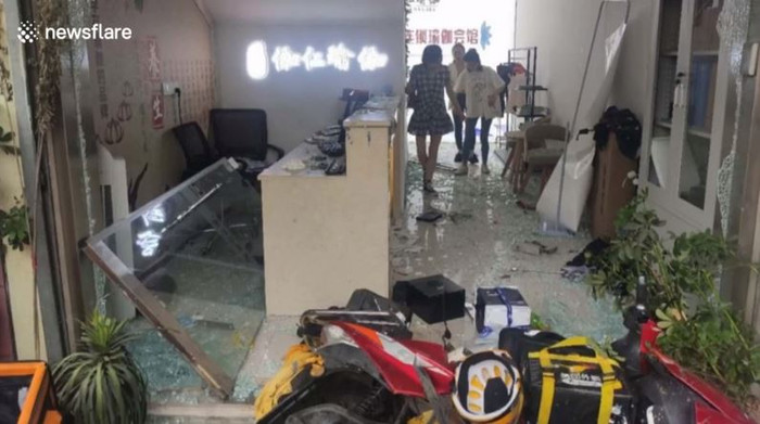 Bên trong cửa hàng, nơi người đàn ông đứng rồi bị ô tô húc văng.