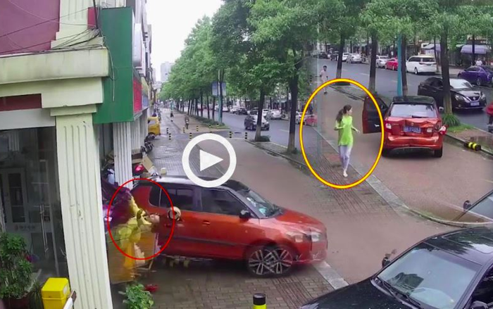 Clip: 'Nhỡ chân ga' lúc lùi xe, nữ tài xế húc văng shipper đứng dưới vỉa hè Ảnh 2